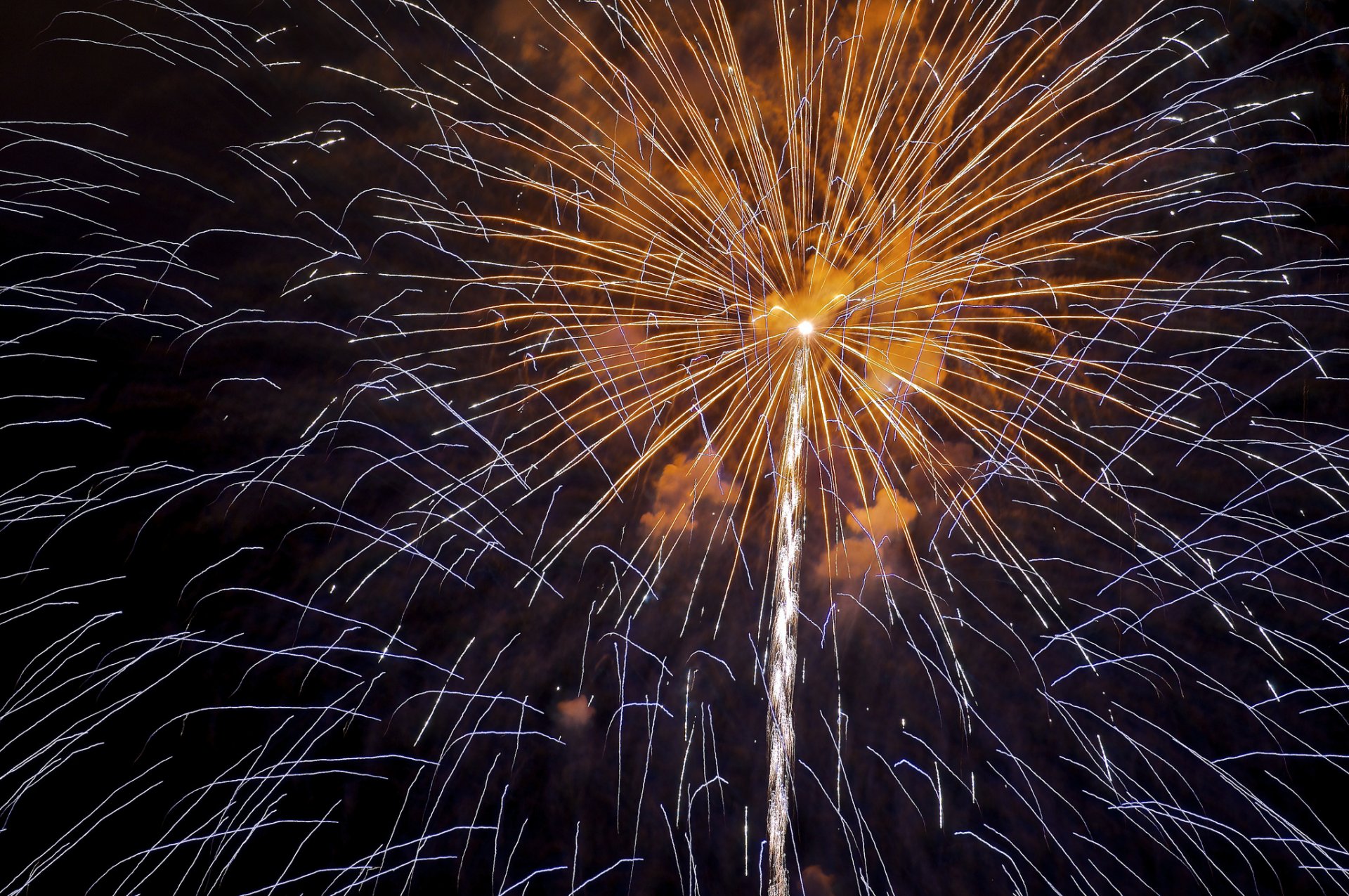 cielo notte saluto fuochi d artificio luci