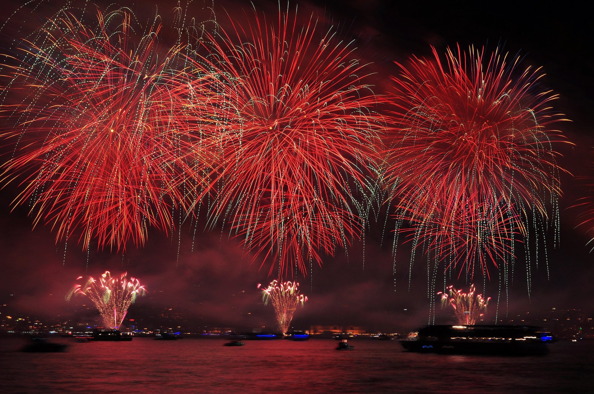 tag der republik türkei meerenge bosporus gruß feuerwerk nacht lichter