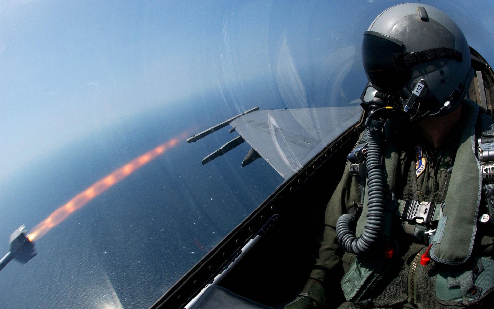 avión de combate piloto lanzamiento cohete altitud