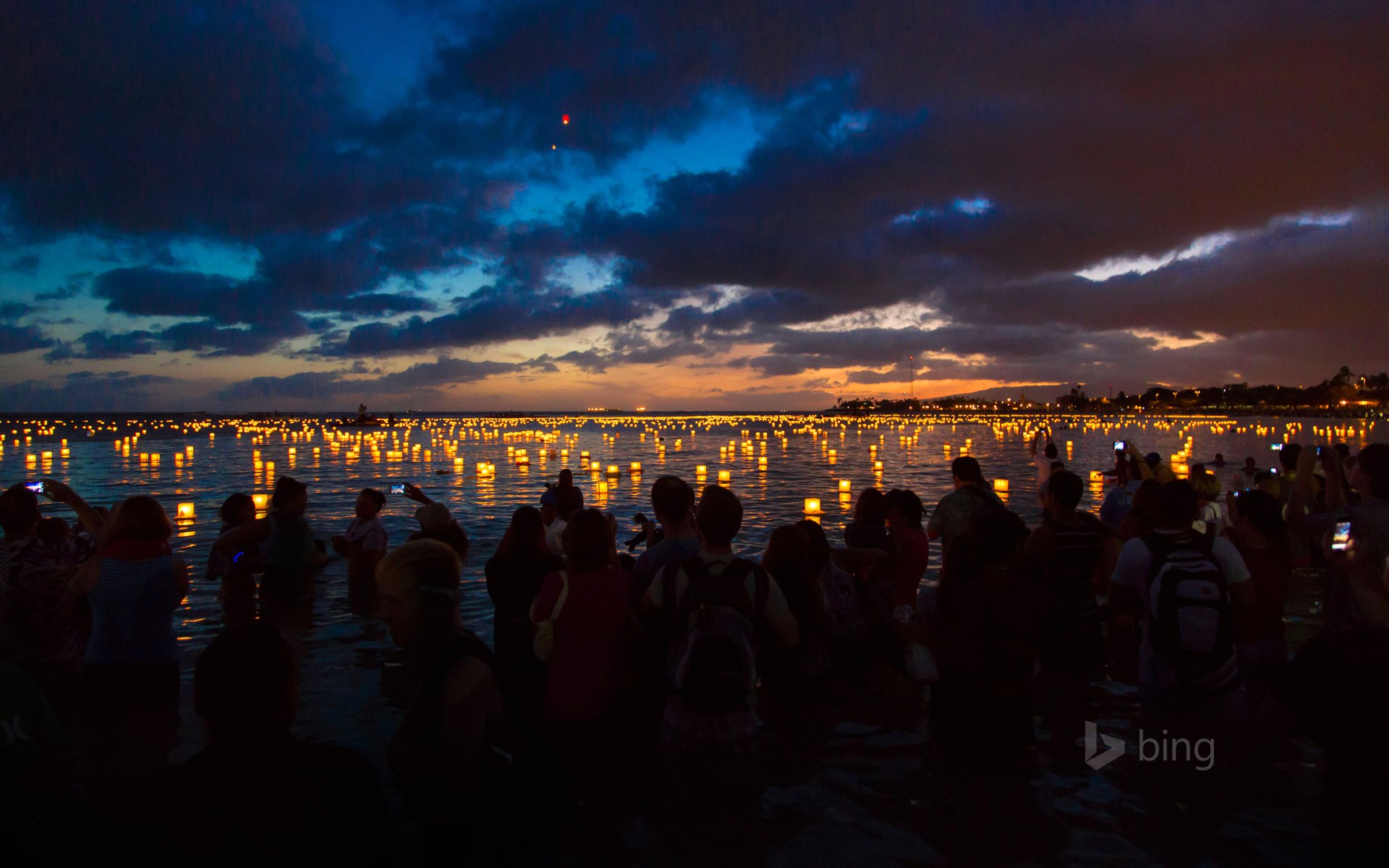 ala moana beach park oahu hawaii gens lampes de poche nuit