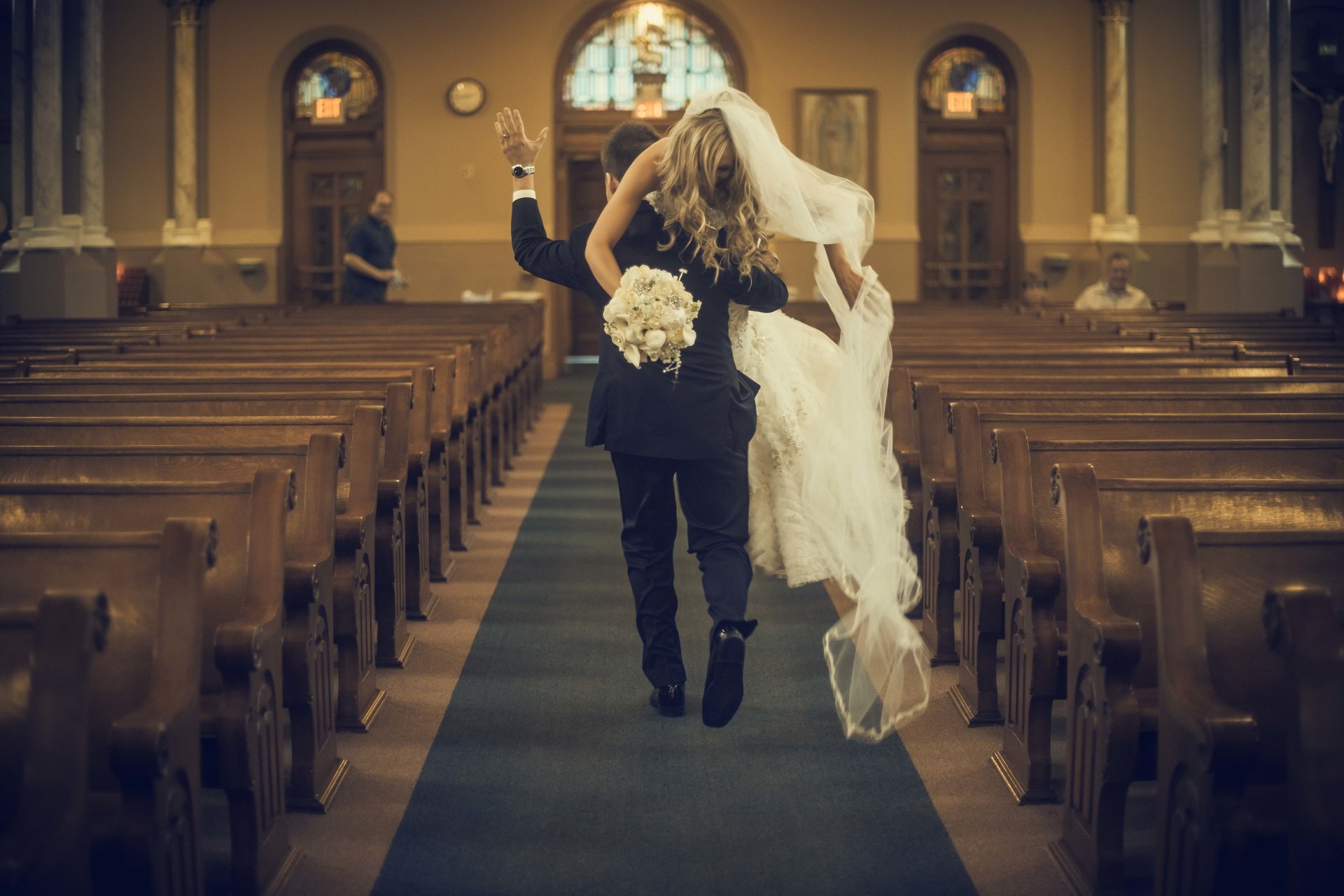 bräutigam braut kirche trägt kleid schleier