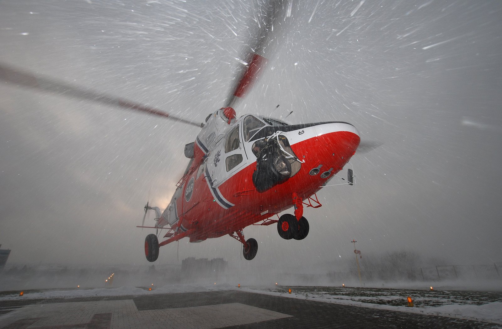 hélicoptère décollage neige