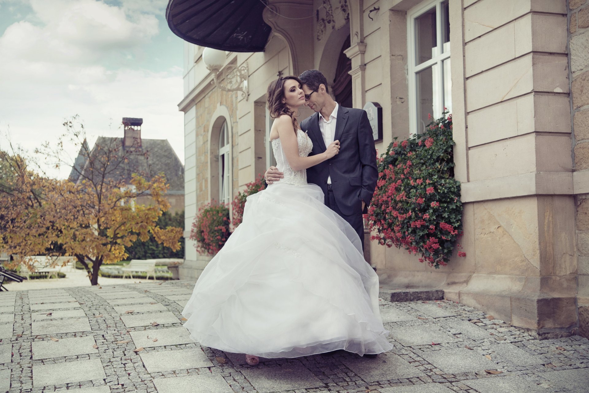 ragazza fidanzato casa pavimentazione fiori matrimonio