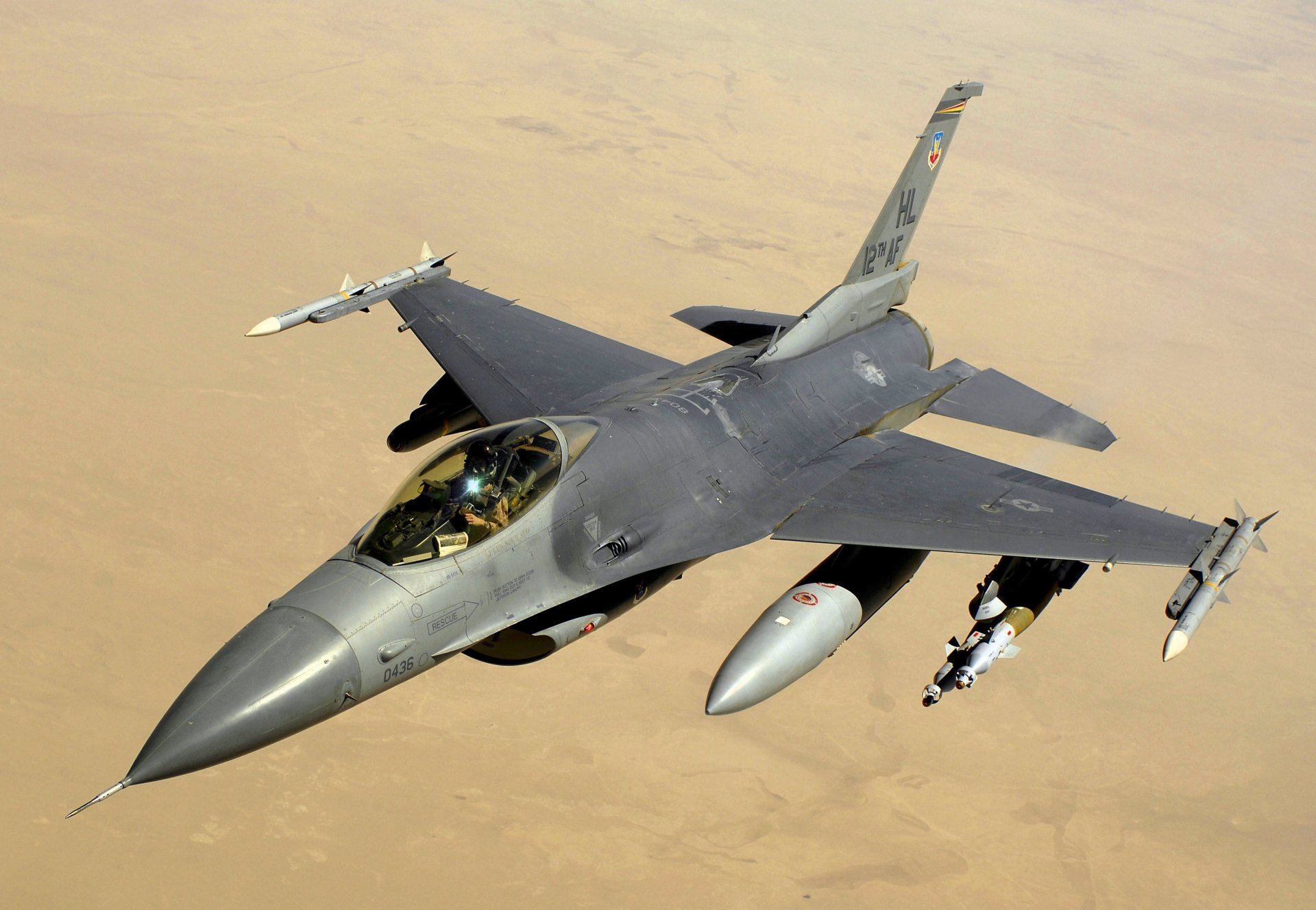 F-16 fighting sky desert