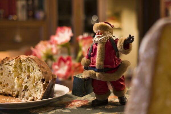 Die Statuette des Weihnachtsmannes auf dem Tisch