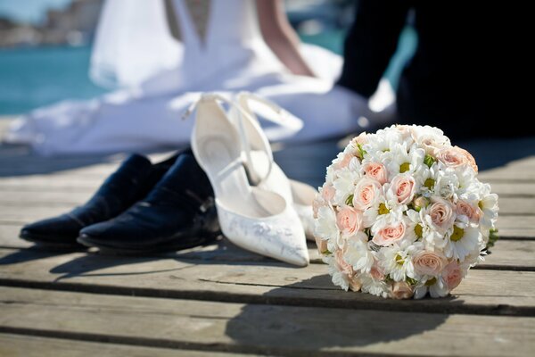 Foto della sposa e dello sposo sul ponte