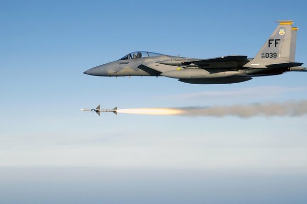 Un avion militaire lance un missile