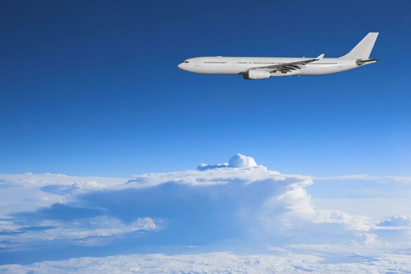 Volando sobre las nubes. Uno con la nube