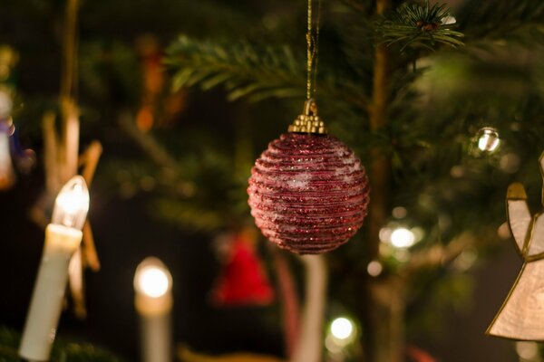 Jouet de Noël entouré de bougies