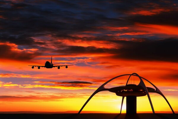 Schönes Foto des Flugzeugs vor dem Hintergrund des Sonnenuntergangs