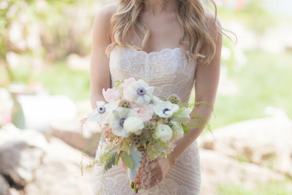 Beau bouquet de mariage dans les mains de la mariée