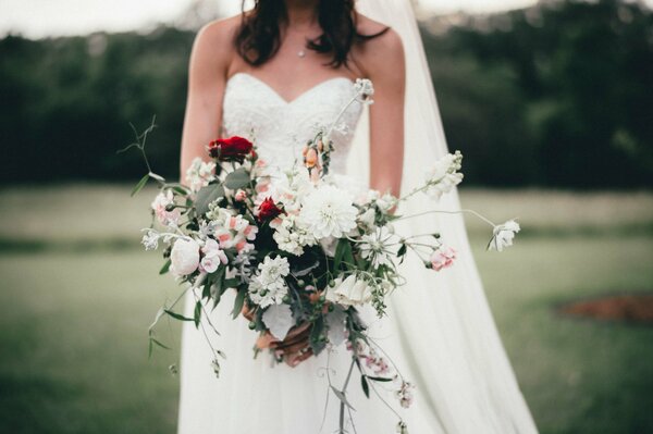 La novia sostiene un ramo de flores