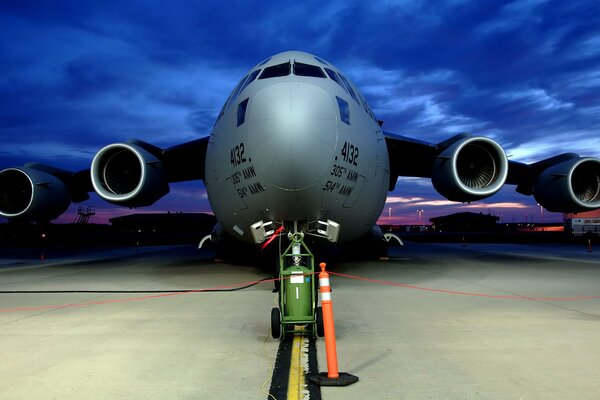 Gran avión militar en el aeropuerto