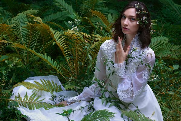 Modelo en un vestido de novia con un helecho