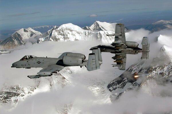 Aereo che sorvola le montagne con la neve