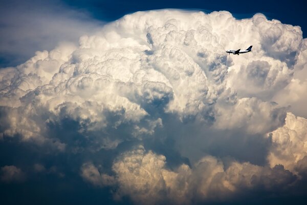 Avión pasa a través de nubes de tormenta