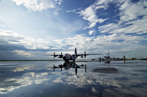 El avión se refleja en la superficie del espejo del lago