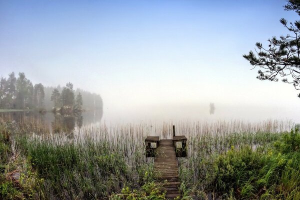 Pont sur le lac dans le brouillard