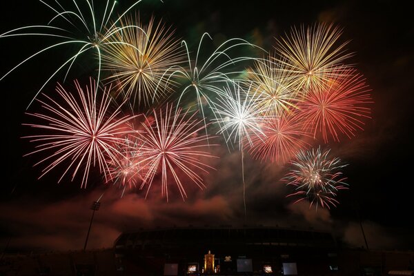 Gruß und Feuerwerk am Nachthimmel