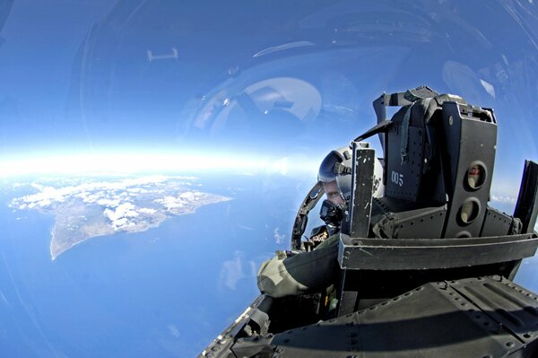 Blick aus dem Cockpit des Flugzeugs vom Himmel auf den Boden