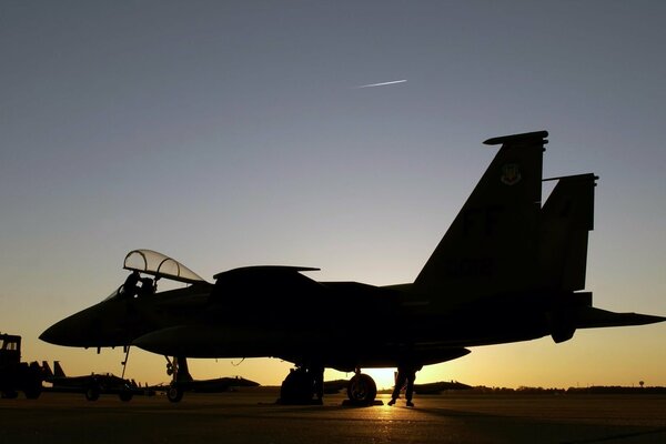 Combattant debout sur l aérodrome au crépuscule