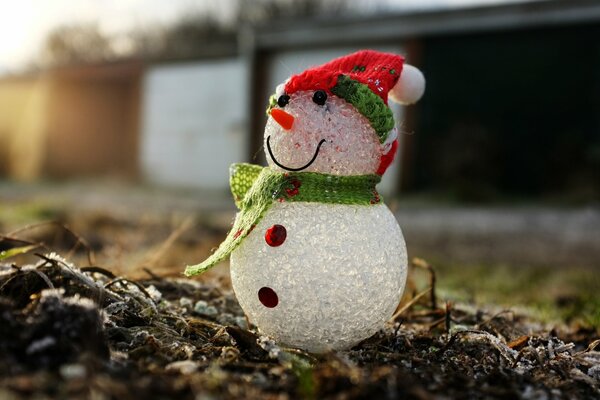 Muñeco de nieve festivo con gorra roja