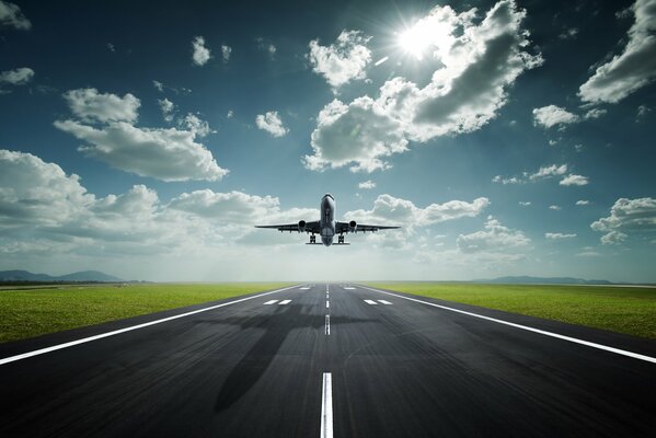 Un avión que despega deja una sombra en la pista