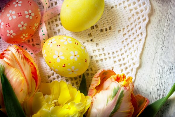 Huevos de Pascua brillantes rodeados de flores