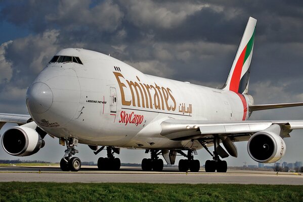 Boeing Emiratas am Flughafen parken