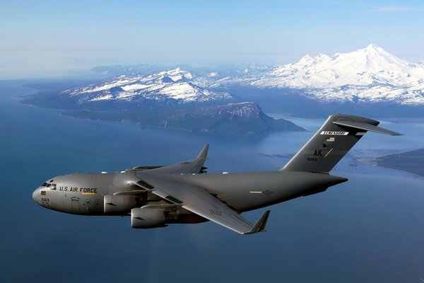 Avión de transporte militar vuela a baja altura