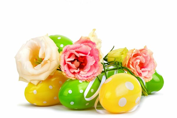 Huevos de Pascua multicolores y flores de primavera