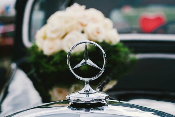 Voiture de mariage Mercedes et bouquet