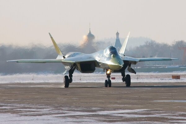 Grüner Stealth-Kämpfer t-50 steht