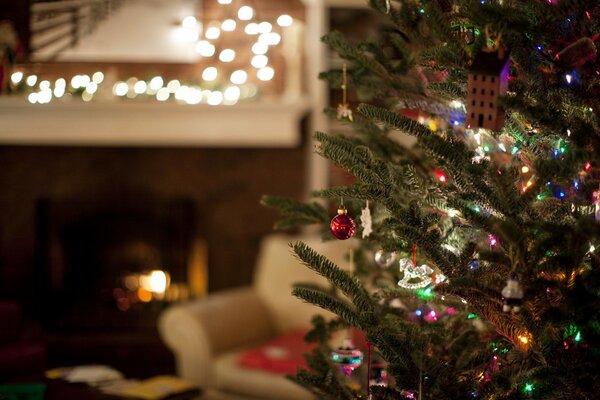 Árbol de Navidad con adornos y guirnaldas