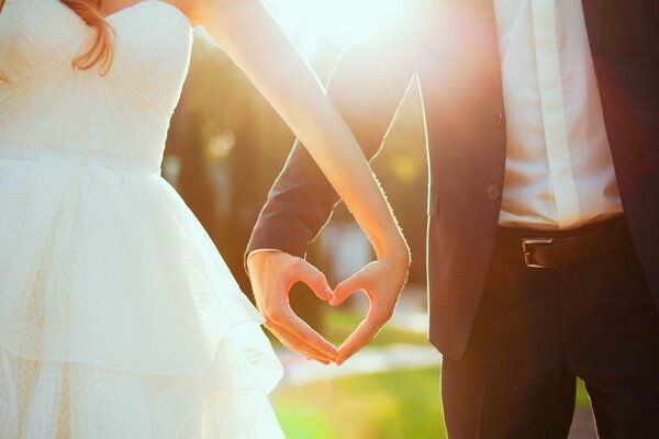 Foto de la boda de los recién casados muestran el corazón