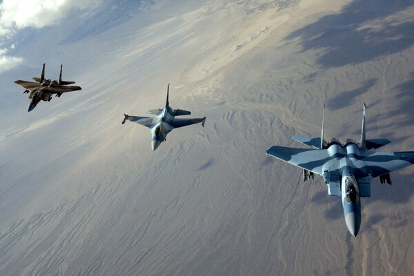 Tres aviones vuelan en el cielo