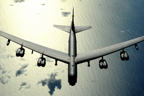 Un grand avion survole les nuages et l eau