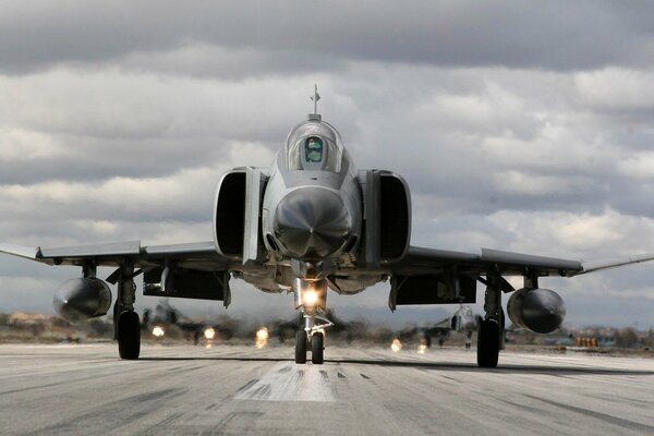 El avión sale de la base por la pista