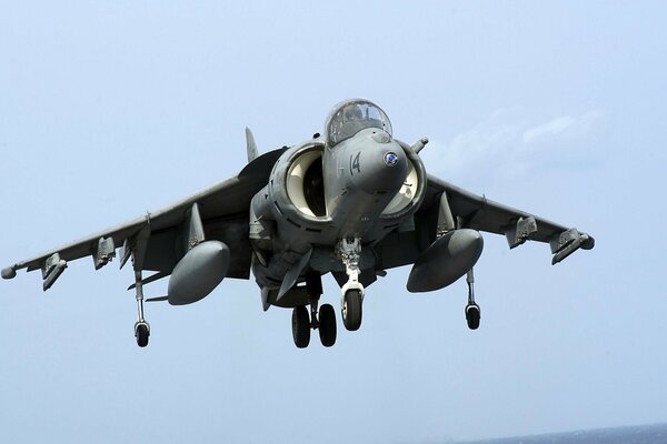 Il caccia Harrier entra in un atterraggio sul ponte di una portaerei