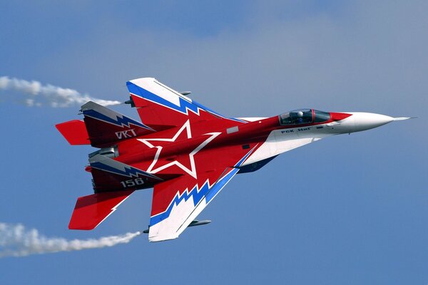 Clignotant rouge dans le ciel bleu