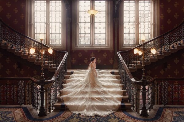 Braut im Hochzeitskleid auf der Treppe