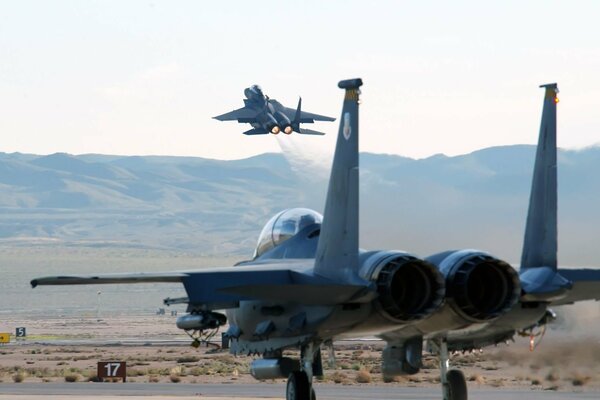 Avión de combate en el despegue en las montañas