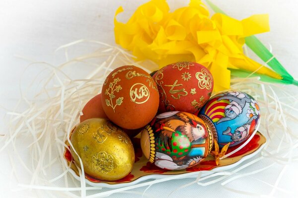 Huevos teñidos para la fiesta de Pascua