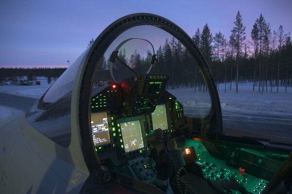 Cockpit des Kampfjets mit eingeschaltetem Armaturenbrett