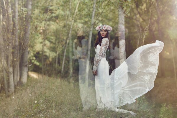 Sposa in una corona sullo sfondo della natura