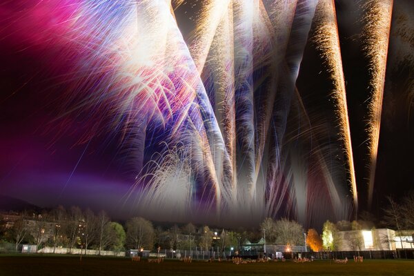 Feuerwerk und Gruß über der Stadt in der Nacht