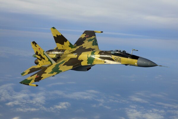 Militärflugzeug Malvorlagen auf dem Hintergrund des blauen Himmels und der Wolken