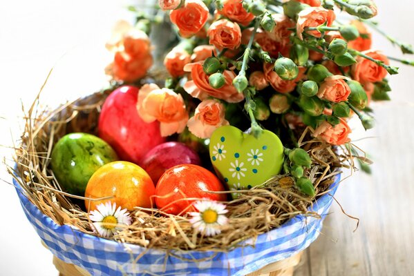 Cesta festiva con flores y huevos