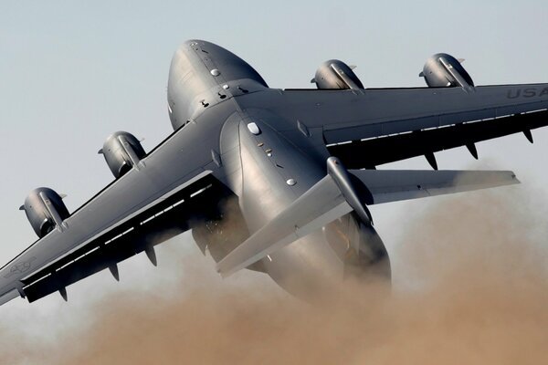 Start des Flugzeugs. Staub in der Luft