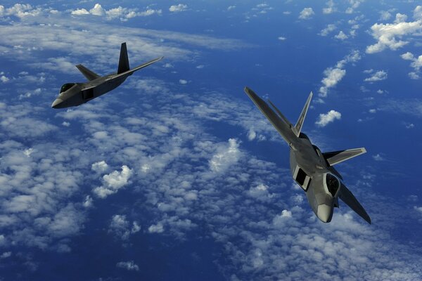 Dos aviones militares en el cielo